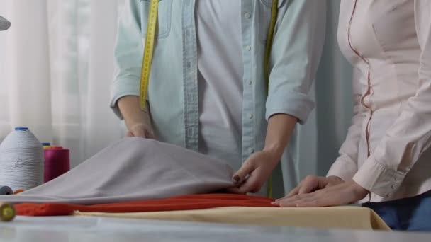 Travailleurs d'atelier talentueux choisissant le tissu pour faire uniforme, processus d'adaptation — Video