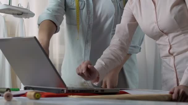 Projektant i asystent właśnie wystawa tkaniny na laptopie, omawiając odcienie — Wideo stockowe