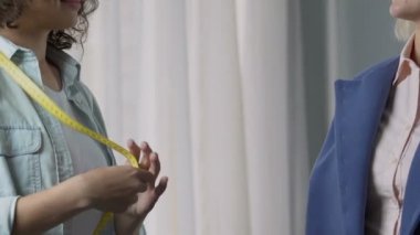 Başarılı moda dükkan sahibi kat oda uygun Bayan müşteri için ölçme