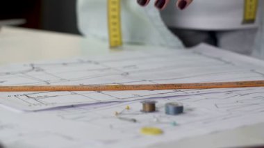 Yaratıcı erkek kadar ilham ve sanat yakın örgülerine cetvel ile çizim