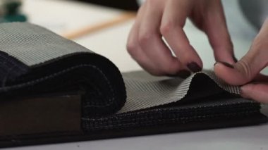Müşteri seçimi kumaş Dükkanı, takım elbise Tekstil mobilya kapakları için eller