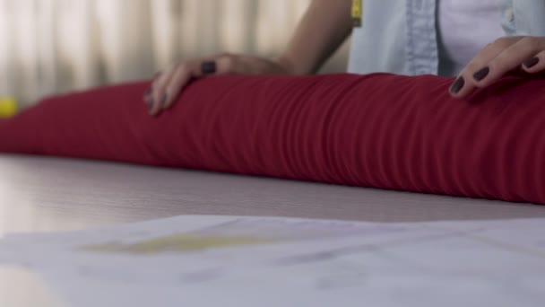 Atelier vlastník žena válí červená Materiál Tkanina na stole, textilní volby — Stock video