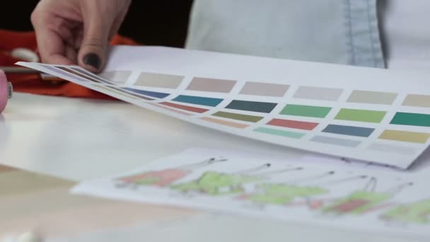 Εξειδικευμένο κυρία σχεδιαστής λήψη απόφασης σχετικά με την παλέτα χρωμάτων για ράψιμο στολή — Αρχείο Βίντεο