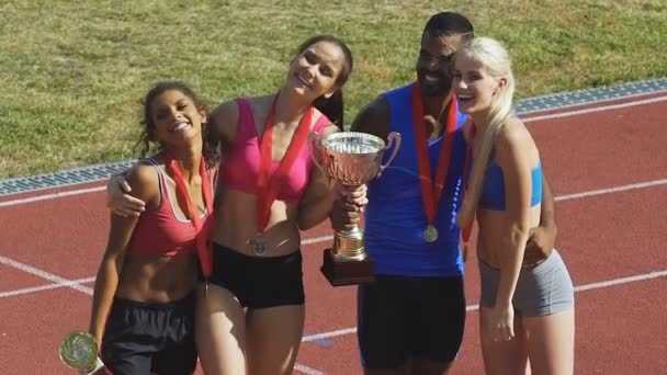 Veselý kluci z atletického týmu úsměvu a radosti, vyhrál sportovní hry — Stock video