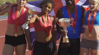 Medya, röportajlar veren Kazananlar İngiltere için poz spor takım