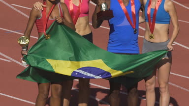 Brezilyalı spor takım atlama ve şarkı marşı ülkenin zaferini kutluyor