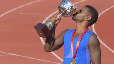Cesur sporcu trophy Kupası, öpüşme zafer ve tanıma kutluyor