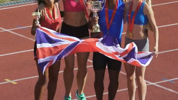 Idrottare från England vann troféer i idrottstävling, firar framgångar — Stockvideo