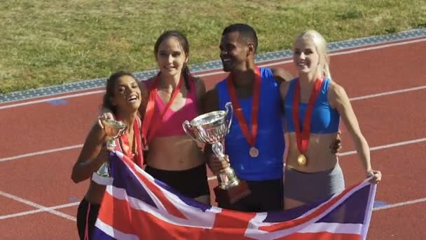 Веселі молоді спортсмени щасливі і пишаються перемогою в чемпіонаті — стокове відео