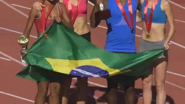 Équipe sportive brésilienne sautant et chantant l'hymne du pays, célébrant la victoire — Video