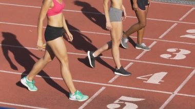 Kim olduğunu göstermek için başlangıç çizgisine geliyor kendine güvenen sporcuların en iyi koşucu