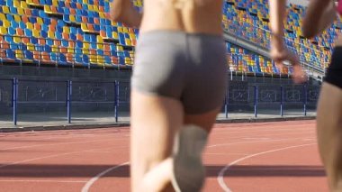 Güneşli bir gün, egzersiz ve sağlık stadyum üzerinde çalışan çok ırklı kadın sporcular