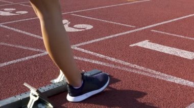 Parça runner kadın başlayan blok, aktif egzersiz, uyuşuk çalıştırılmaya hazırlanıyor