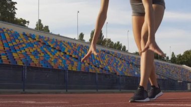 Kendine güvenen kadın Stadı'nda, slowmotion başlangıç çizgisine çalıştırılmaya hazırlanıyor