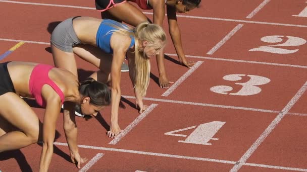 Three female athletes simultaneously start running marathon, rivalry, slow-mo — Stock Video