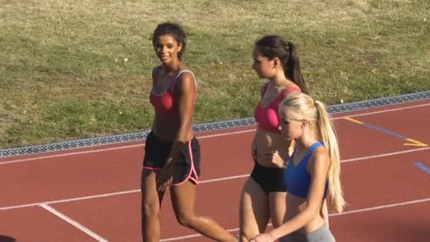 Tres estudiantes mujeres caminando en el estadio después de tomar examen físico, deporte — Vídeo de stock