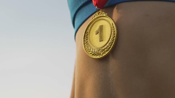 Super close-up tiro de medalha de ouro pendurado no pescoço do atleta feminino, vencedor — Vídeo de Stock