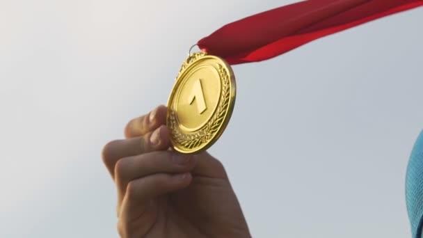 Vrouwelijke turnster weergegeven: gouden medaille, professionele atleet de wedstrijd gewonnen — Stockvideo