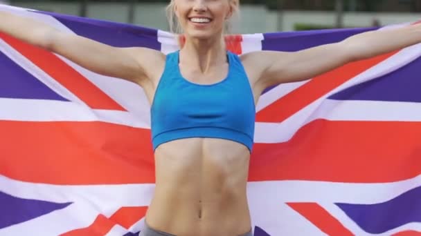 競争、スポーツの成功の彼女の勝利を楽しむ魅力的な女性ランナー — ストック動画