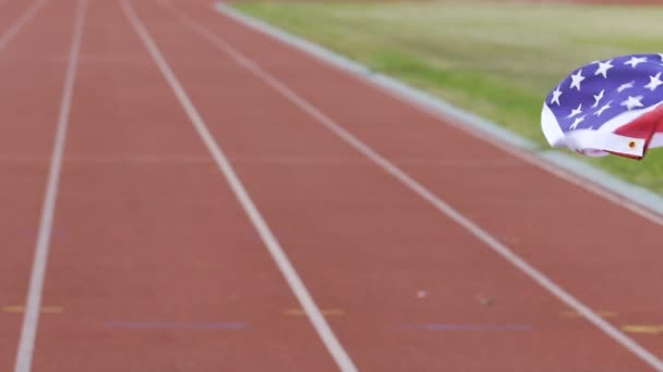 Participant sportiv din SUA sărbătorind victoria și alergând pe arenă, succesul — Videoclip de stoc