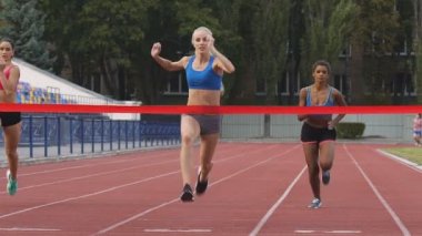Kadın maraton koşucular bitiş çizgisini profesyonel spor salonunun kapısı