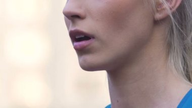 Yakın çekim kadın stajyer spor yarışma sırasında düdük üfleme, uyuşuk