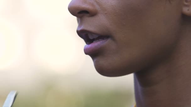 Mujer de raza mixta soplando silbato, primer plano de la cara, clases de autodefensa — Vídeos de Stock
