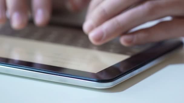 Homme tapant sur tablette clavier virtuel, éditant son discours public, prenant des notes 