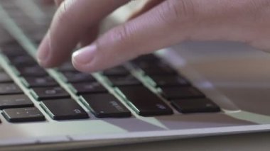 Blogger için okurlarına yeni inceleme yazma gelişmiş, yakın çekim eller üstünde laptop