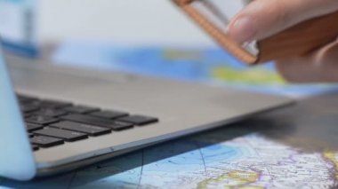 Pasaport, kolay rezervasyon ve eve teslim hizmet uçak bileti koyarak adam