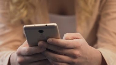 Genç kadın manifatura iletilerinde smartphone, gadget bağımlılığı, yeni nesil