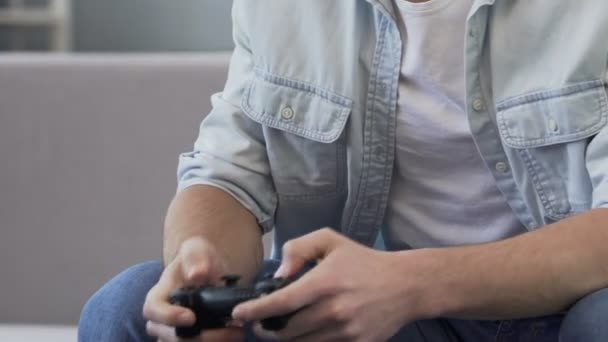 Όμορφος νέος gamer παίζει με joystick, τεχνολογία εθισμού, αναψυχής — Αρχείο Βίντεο