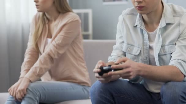 夫婦関係の問題、ゲームを遊んでいる間彼のガール フレンドを無視して男 — ストック動画