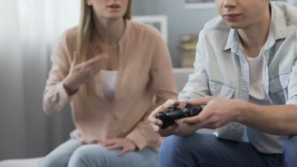 Young woman shouting at boyfriend because of game addiction, scandal at home — Stock Video