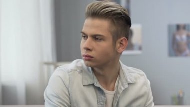 Yalnız üzgün öğrenci oturma onun odasında zor ergenlik yaşı, depresyon
