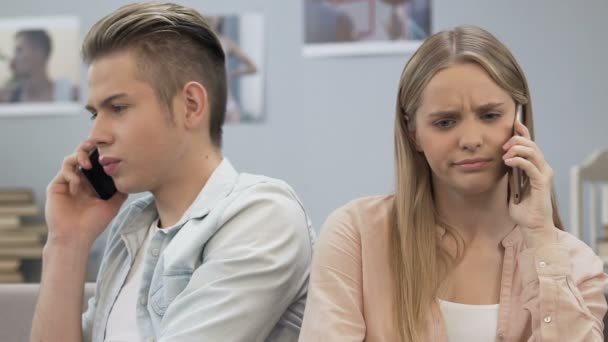 若い男と女が電話で関係の問題を議論するイライラ感 — ストック動画