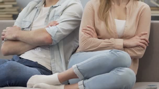 Teenage par upprörd och arg, oförmåga att diskutera familjekonflikter, svartsjuka — Stockvideo