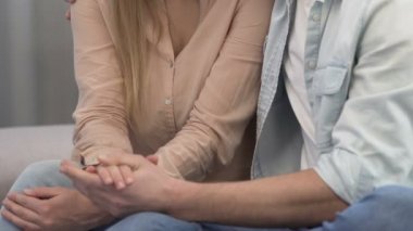 Genç tutuşup eve tarihi heyecan verici duygular sevgi sevmek çift