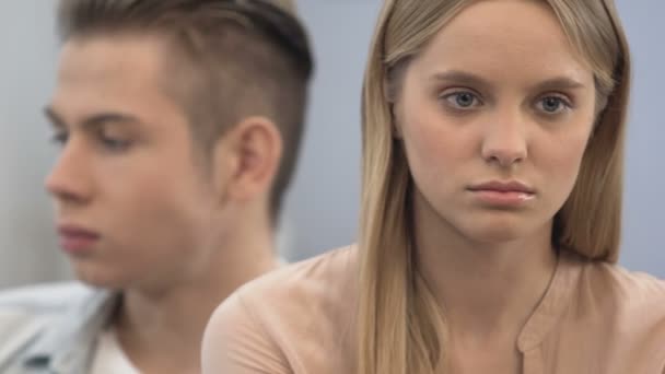 Känslomässigt omogna gymnasiet par tjura, kris i relationer, konflikter — Stockvideo