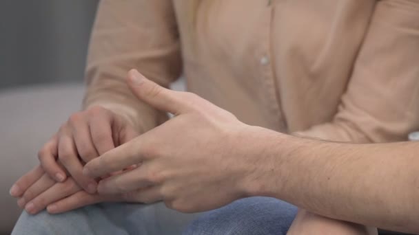Чоловік бере дружину за руку в період неприємностей, підтримка дружби та догляд, допомога — стокове відео