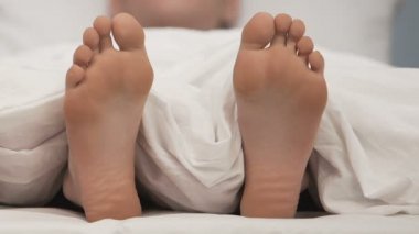 Uyku kadar yakın hareketli ayaklar, sağlık vücut bakımı, tatil yaşam tarzı yetişkin adam