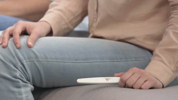 Нервная женщина показывает парню положительный тест, нежелательные проблемы с беременностью — стоковое видео