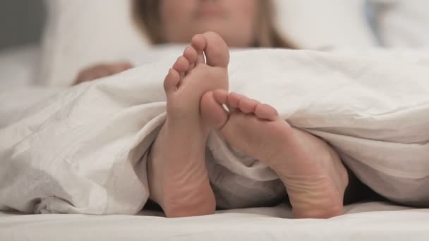 Lady pieds dans le lit démangeaisons inconfort, problème de dermatologie fongique, soins médicaux — Video