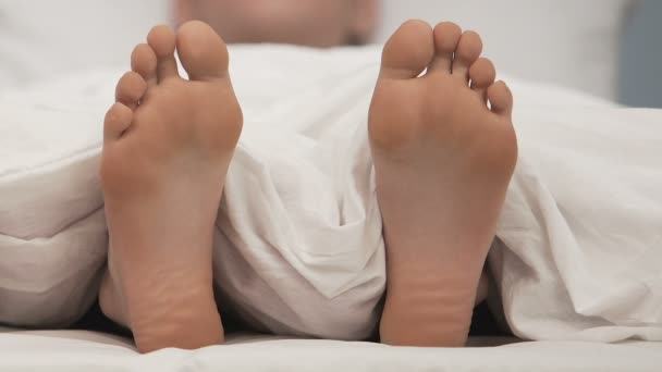 Взрослый мужчина спит ногами движется близко, здоровье тела уход, отдых образ жизни — стоковое видео