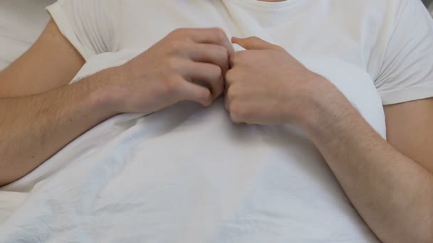 Jonge mannelijke liggend in bed doen schrikken, gebrek aan seksuele voorlichting, ongemakkelijk moment — Stockvideo