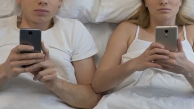 Evli çift yatak, ilişkiler sorun cep telefonlarını online alışveriş