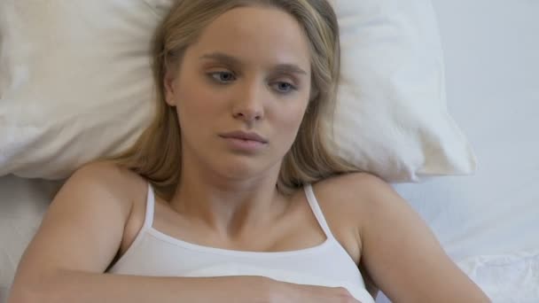 Jonge vrouw op zoek boos in bed, seksuele relaties probleem en misverstand — Stockvideo