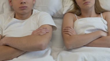 Yatakta çapraz kollar, cinsel sorunlar, yanlış anlama ile genç eş üzgün