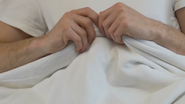 Mãos masculinas nervosas cobertor, distúrbio do sono, ansiedade, problema de saúde prostatite — Vídeo de Stock