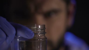 Adli bilim adamı ayarı saplama cam kavanoza puro için kanıt arama